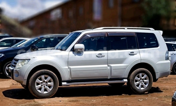 Buy Used Mitsubishi Pajero White Car in Kampala in Uganda Buy Used Mitsubishi Pajero White Car in Kampala in Uganda