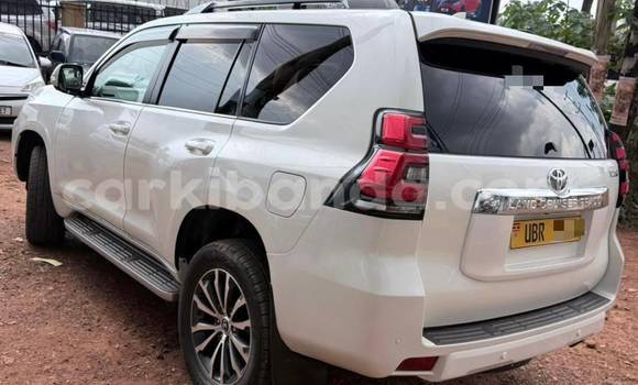Gura Yakoze Toyota Land Cruiser Prado White Imodoka i Kampala mu Uganda Gura Yakoze Toyota Land Cruiser Prado White Imodoka i Kampala mu Uganda