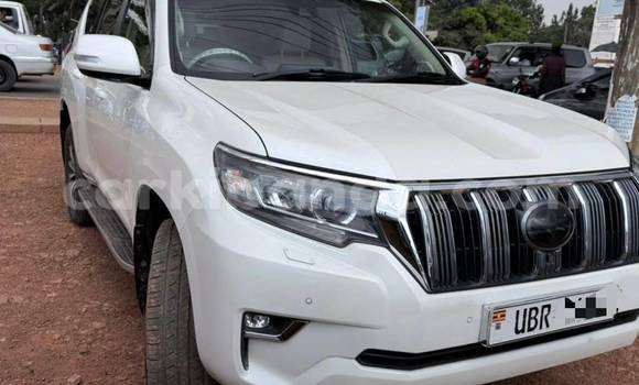 Gura Yakoze Toyota Land Cruiser Prado White Imodoka i Kampala mu Uganda Gura Yakoze Toyota Land Cruiser Prado White Imodoka i Kampala mu Uganda
