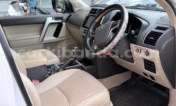 Gura Yakoze Toyota Land Cruiser Prado White Imodoka i Kampala mu Uganda Gura Yakoze Toyota Land Cruiser Prado White Imodoka i Kampala mu Uganda