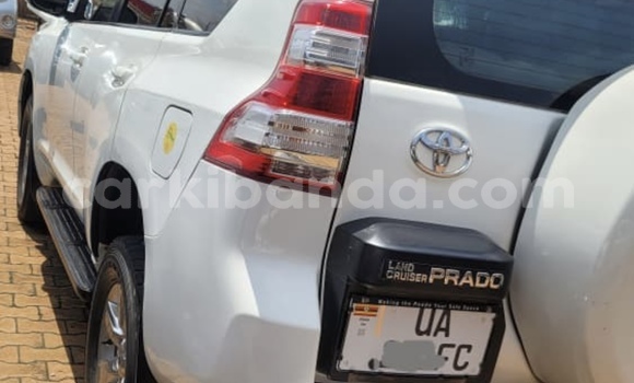 Gura Nshya Toyota Land Cruiser White Imodoka i Kampala mu Uganda Gura Nshya Toyota Land Cruiser White Imodoka i Kampala mu Uganda