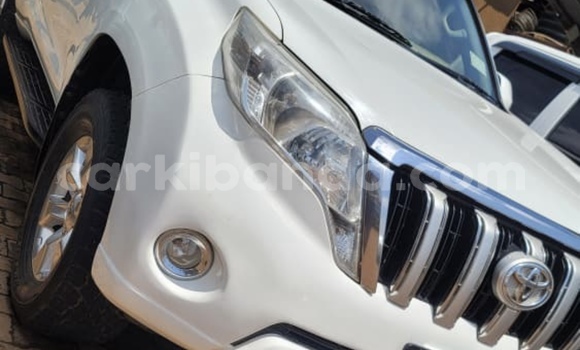 Gura Nshya Toyota Land Cruiser White Imodoka i Kampala mu Uganda Gura Nshya Toyota Land Cruiser White Imodoka i Kampala mu Uganda