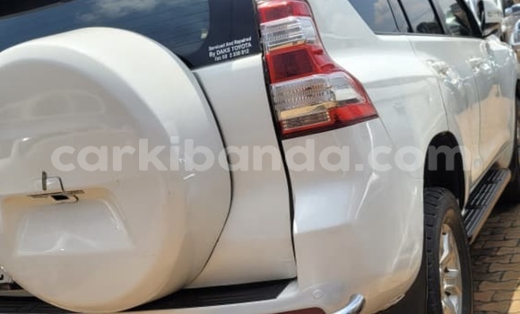 Gura Nshya Toyota Land Cruiser White Imodoka i Kampala mu Uganda Gura Nshya Toyota Land Cruiser White Imodoka i Kampala mu Uganda