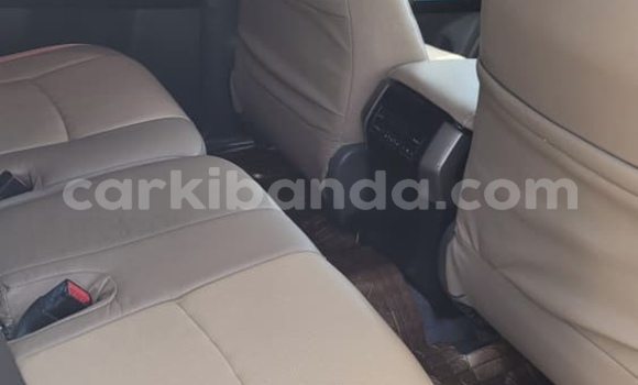 Gura Nshya Toyota Land Cruiser White Imodoka i Kampala mu Uganda Gura Nshya Toyota Land Cruiser White Imodoka i Kampala mu Uganda
