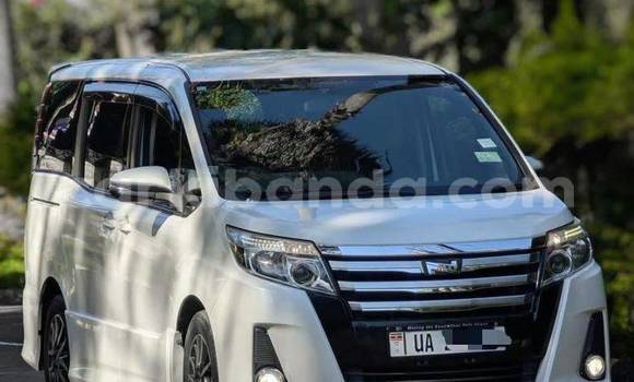 Gura Nshya Toyota Noah White Imodoka i Kampala mu Uganda Gura Nshya Toyota Noah White Imodoka i Kampala mu Uganda