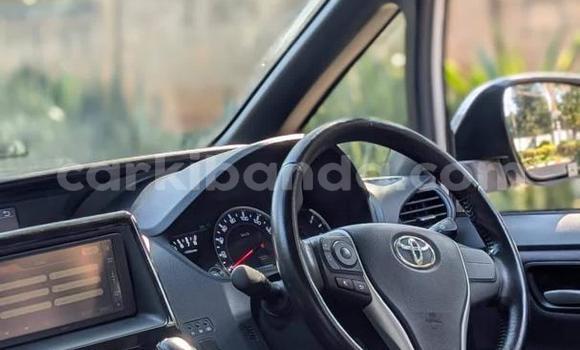 Gura Nshya Toyota Noah White Imodoka i Kampala mu Uganda Gura Nshya Toyota Noah White Imodoka i Kampala mu Uganda