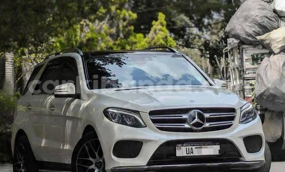 Nunua Mpya Mercedes‒Benz GLE Nyeupe Gari ndani ya Kampala nchini Uganda Nunua Mpya Mercedes‒Benz GLE Nyeupe Gari ndani ya Kampala nchini Uganda