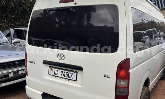 Gura Nshya Toyota Hiace White Imodoka i Kampala mu Uganda