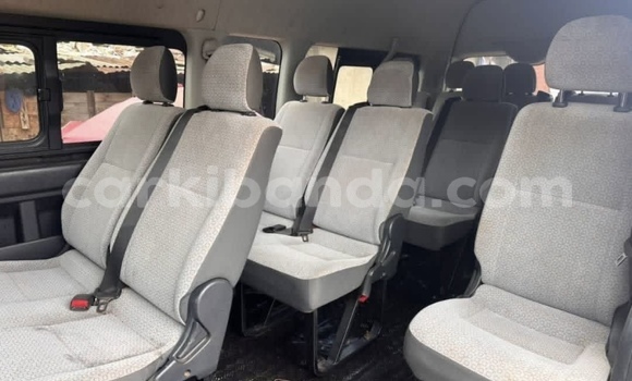 Gura Nshya Toyota Hiace White Imodoka i Kampala mu Uganda Gura Nshya Toyota Hiace White Imodoka i Kampala mu Uganda