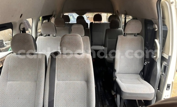 Gura Nshya Toyota Hiace White Imodoka i Kampala mu Uganda Gura Nshya Toyota Hiace White Imodoka i Kampala mu Uganda