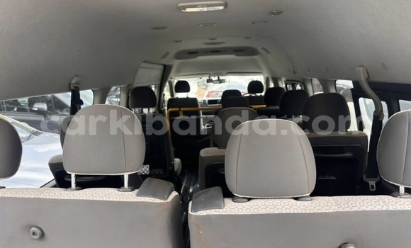 Gura Nshya Toyota Hiace White Imodoka i Kampala mu Uganda Gura Nshya Toyota Hiace White Imodoka i Kampala mu Uganda