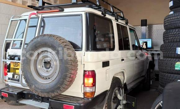 Gura Nshya Toyota Land Cruiser White Imodoka i Kampala mu Uganda Gura Nshya Toyota Land Cruiser White Imodoka i Kampala mu Uganda
