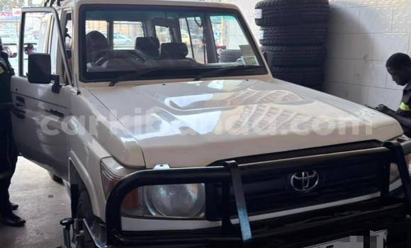 Gura Nshya Toyota Land Cruiser White Imodoka i Kampala mu Uganda Gura Nshya Toyota Land Cruiser White Imodoka i Kampala mu Uganda