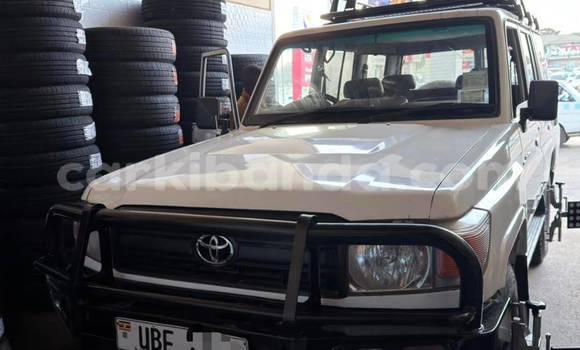 Gura Nshya Toyota Land Cruiser White Imodoka i Kampala mu Uganda Gura Nshya Toyota Land Cruiser White Imodoka i Kampala mu Uganda