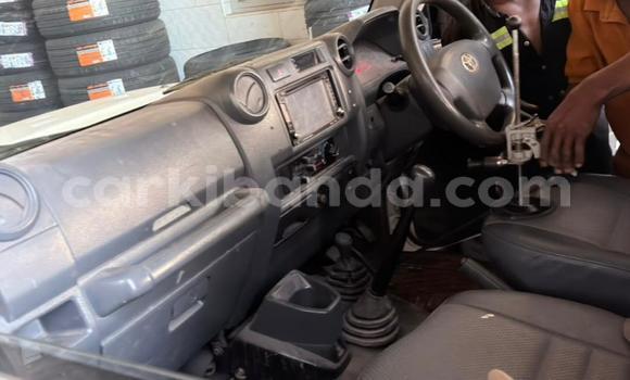 Gura Nshya Toyota Land Cruiser White Imodoka i Kampala mu Uganda Gura Nshya Toyota Land Cruiser White Imodoka i Kampala mu Uganda