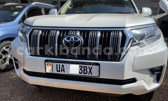Gura Nshya Toyota Land Cruiser White Imodoka i Kampala mu Uganda Gura Nshya Toyota Land Cruiser White Imodoka i Kampala mu Uganda