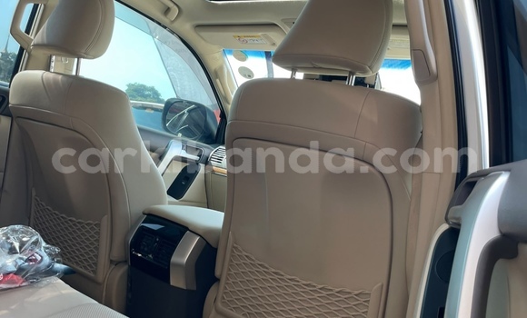Gura Nshya Toyota Land Cruiser White Imodoka i Kampala mu Uganda Gura Nshya Toyota Land Cruiser White Imodoka i Kampala mu Uganda