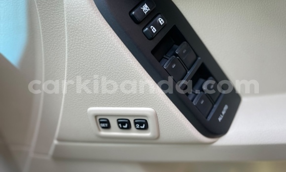 Gura Nshya Toyota Land Cruiser White Imodoka i Kampala mu Uganda Gura Nshya Toyota Land Cruiser White Imodoka i Kampala mu Uganda