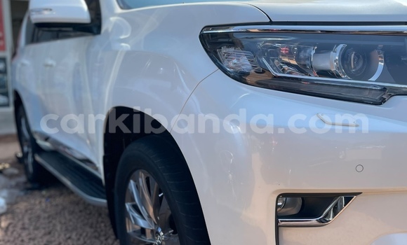 Gura Nshya Toyota Land Cruiser White Imodoka i Kampala mu Uganda Gura Nshya Toyota Land Cruiser White Imodoka i Kampala mu Uganda