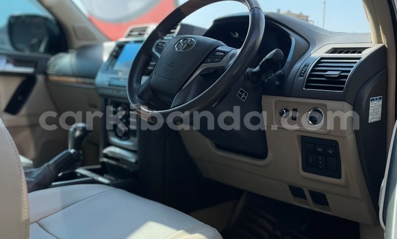 Gura Nshya Toyota Land Cruiser White Imodoka i Kampala mu Uganda Gura Nshya Toyota Land Cruiser White Imodoka i Kampala mu Uganda