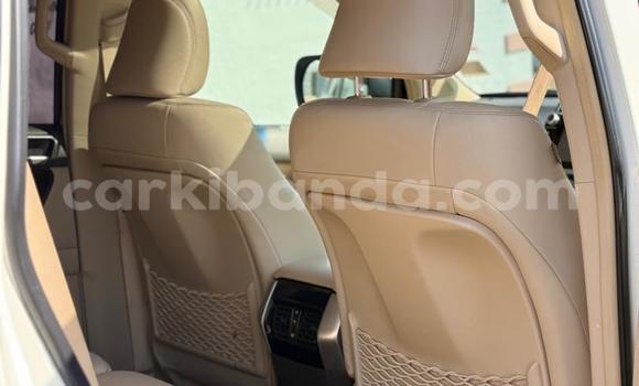 Gura Nshya Toyota Land Cruiser White Imodoka i Kampala mu Uganda Gura Nshya Toyota Land Cruiser White Imodoka i Kampala mu Uganda