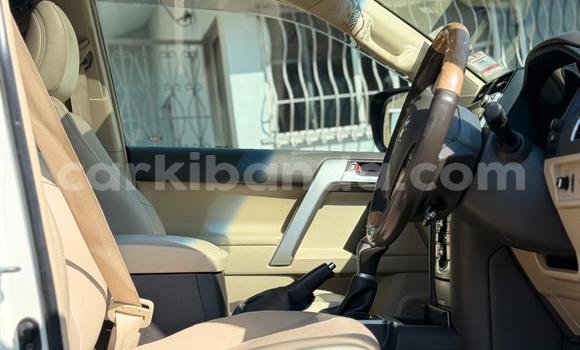Gura Nshya Toyota Land Cruiser White Imodoka i Kampala mu Uganda Gura Nshya Toyota Land Cruiser White Imodoka i Kampala mu Uganda
