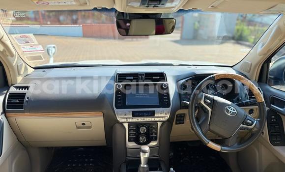 Gura Nshya Toyota Land Cruiser White Imodoka i Kampala mu Uganda Gura Nshya Toyota Land Cruiser White Imodoka i Kampala mu Uganda