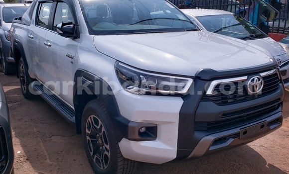 Gura Yakoze Toyota Hiluxe Revo White Imodoka i Kampala mu Uganda Gura Yakoze Toyota Hiluxe Revo White Imodoka i Kampala mu Uganda