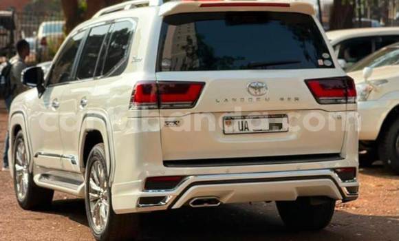 Gura Nshya Toyota Land Cruiser White Imodoka i Kampala mu Uganda