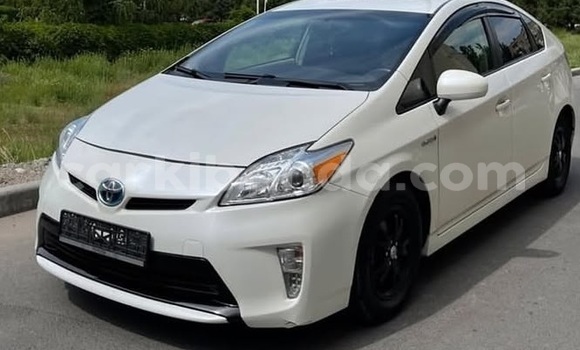 Buy Used Toyota Prius White Car in Kampala in Uganda