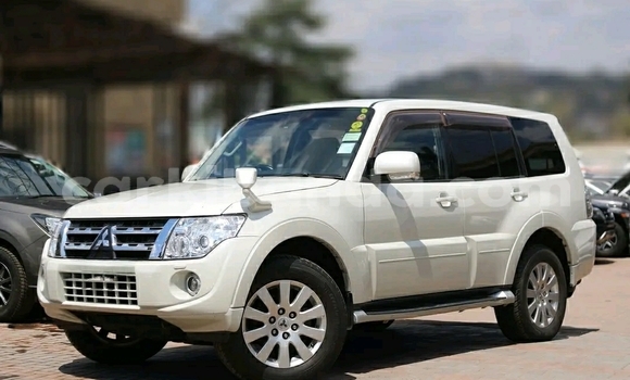 Acheter Occasion Voiture Mitsubishi Pajero Blanc à Kampala, Ouganda Acheter Occasion Voiture Mitsubishi Pajero Blanc à Kampala, Ouganda