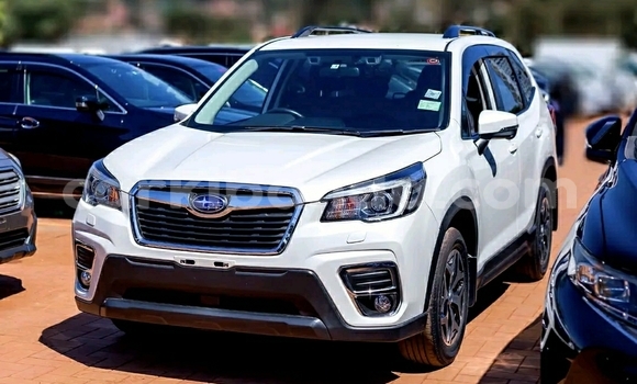 Nunua Ilio tumika Subaru Forester Nyeupe Gari ndani ya Kampala nchini Uganda