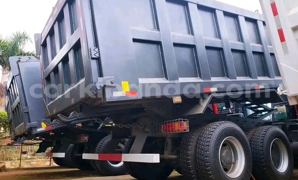 Buy Used Howo Sinotruk Red Truck in Kampala in Uganda Buy Used Howo Sinotruk Red Truck in Kampala in Uganda