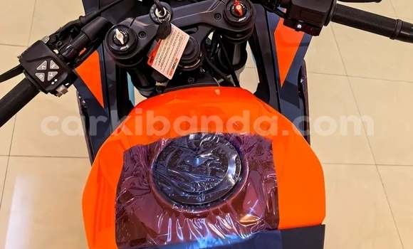 Acheter Occasion Moto KTM Duke Beige à Kampala, Ouganda Acheter Occasion Moto KTM Duke Beige à Kampala, Ouganda