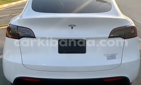 Gura Yakoze Tesla Model X White Imodoka i Kampala mu Uganda Gura Yakoze Tesla Model X White Imodoka i Kampala mu Uganda