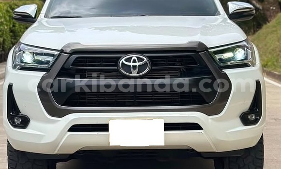 Gura Yakoze Toyota Hilux White Imodoka i Kampala mu Uganda Gura Yakoze Toyota Hilux White Imodoka i Kampala mu Uganda