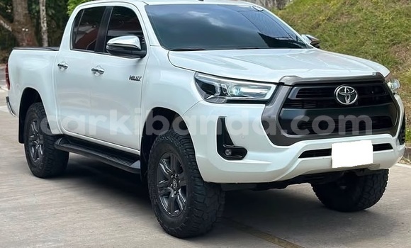 Gura Yakoze Toyota Hilux White Imodoka i Kampala mu Uganda Gura Yakoze Toyota Hilux White Imodoka i Kampala mu Uganda