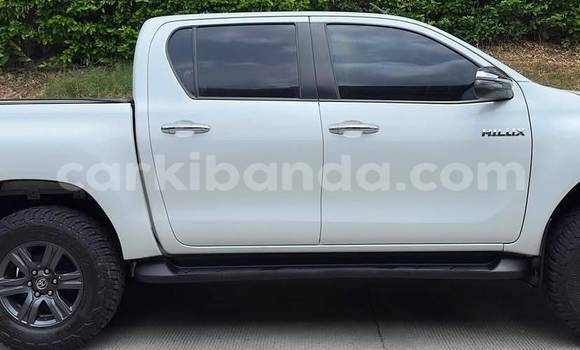 Gura Yakoze Toyota Hilux White Imodoka i Kampala mu Uganda Gura Yakoze Toyota Hilux White Imodoka i Kampala mu Uganda