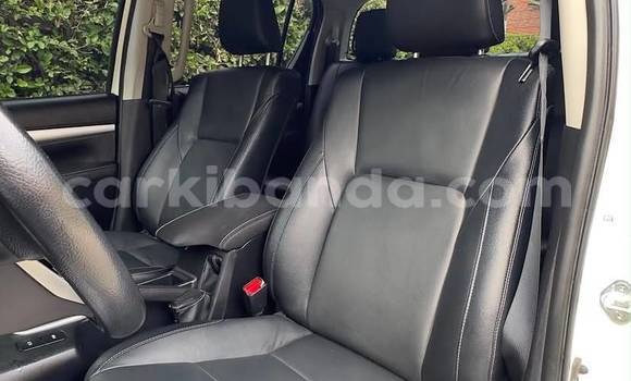 Gura Yakoze Toyota Hilux White Imodoka i Kampala mu Uganda Gura Yakoze Toyota Hilux White Imodoka i Kampala mu Uganda