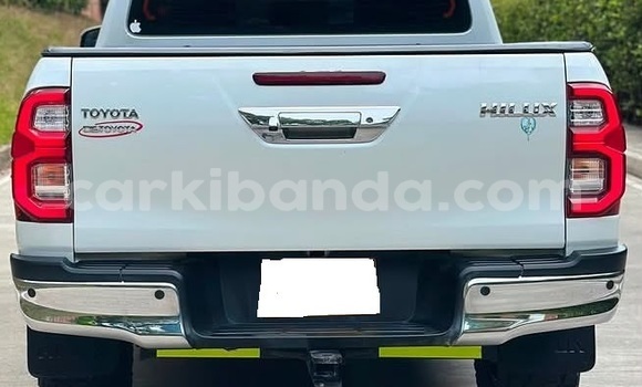 Gura Yakoze Toyota Hilux White Imodoka i Kampala mu Uganda Gura Yakoze Toyota Hilux White Imodoka i Kampala mu Uganda