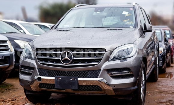 Gura Yakoze Mercedes‒Benz ML–Class Beige Imodoka i Kampala mu Uganda Gura Yakoze Mercedes‒Benz ML–Class Beige Imodoka i Kampala mu Uganda