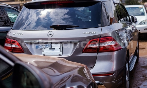 Gura Yakoze Mercedes‒Benz ML–Class Beige Imodoka i Kampala mu Uganda Gura Yakoze Mercedes‒Benz ML–Class Beige Imodoka i Kampala mu Uganda