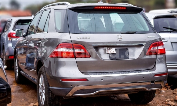 Gura Yakoze Mercedes‒Benz ML–Class Beige Imodoka i Kampala mu Uganda Gura Yakoze Mercedes‒Benz ML–Class Beige Imodoka i Kampala mu Uganda