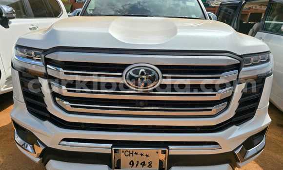 Gura Yakoze Toyota Land Cruiser White Imodoka i Kampala mu Uganda Gura Yakoze Toyota Land Cruiser White Imodoka i Kampala mu Uganda