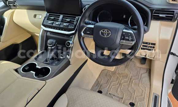 Gura Yakoze Toyota Land Cruiser White Imodoka i Kampala mu Uganda Gura Yakoze Toyota Land Cruiser White Imodoka i Kampala mu Uganda