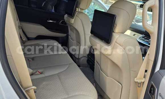 Gura Yakoze Toyota Land Cruiser White Imodoka i Kampala mu Uganda Gura Yakoze Toyota Land Cruiser White Imodoka i Kampala mu Uganda