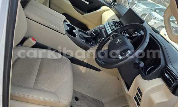 Gura Yakoze Toyota Land Cruiser White Imodoka i Kampala mu Uganda Gura Yakoze Toyota Land Cruiser White Imodoka i Kampala mu Uganda