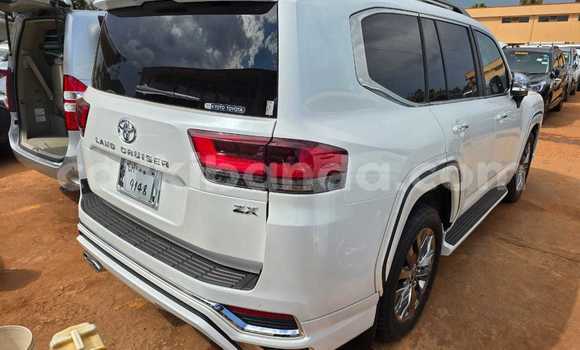 Gura Yakoze Toyota Land Cruiser White Imodoka i Kampala mu Uganda Gura Yakoze Toyota Land Cruiser White Imodoka i Kampala mu Uganda