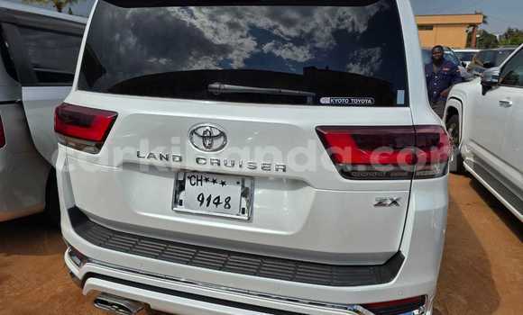 Gura Yakoze Toyota Land Cruiser White Imodoka i Kampala mu Uganda Gura Yakoze Toyota Land Cruiser White Imodoka i Kampala mu Uganda