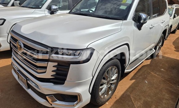 Gura Yakoze Toyota Land Cruiser White Imodoka i Kampala mu Uganda Gura Yakoze Toyota Land Cruiser White Imodoka i Kampala mu Uganda